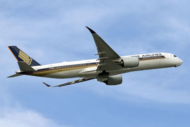 Airbus A350-900 (9V-SHE)