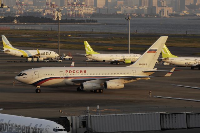 Ilyushin Il-96 (RA-96019) - Taxing at Haneda Intl Airport on 2013/11/01 "VIP Flight"