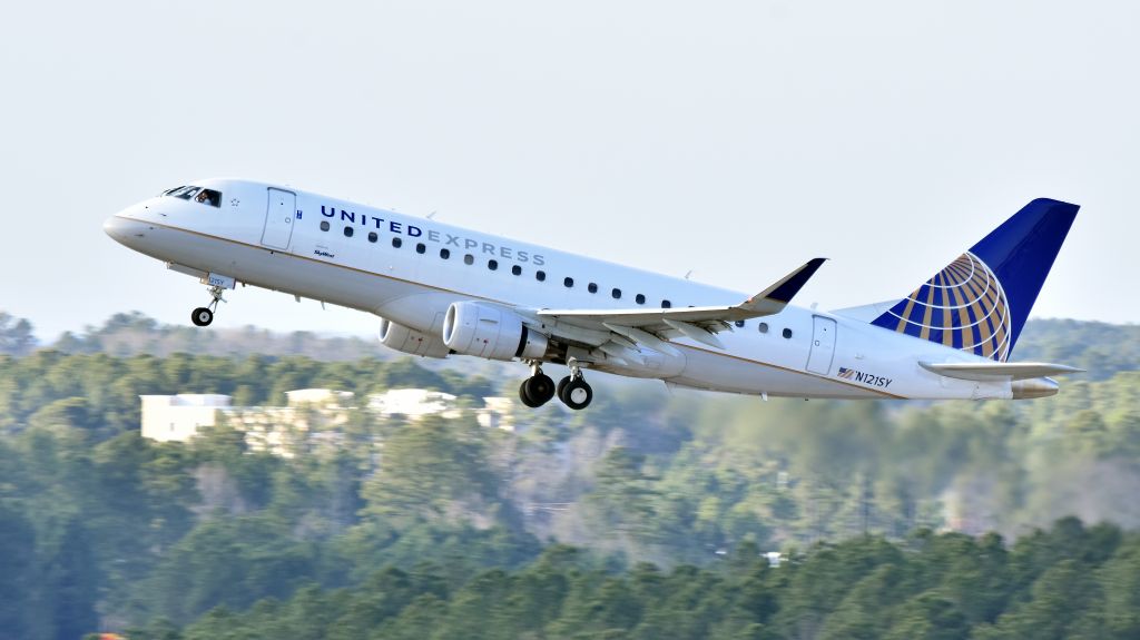 Embraer 175 (N121SY) - SkyWest Airlines (United Express) Embraer ERJ-175 (N121SY) departs KRDU Rwy 23R on 2/11/2017 at 4:11 pm.