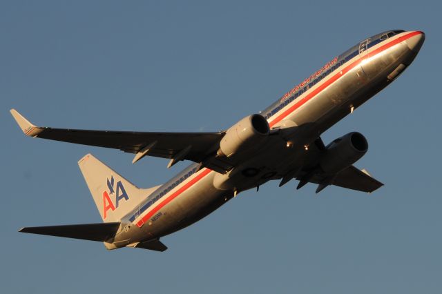 Boeing 737-800 (N819NN) - Catching the fleeting rays of a setting sun.