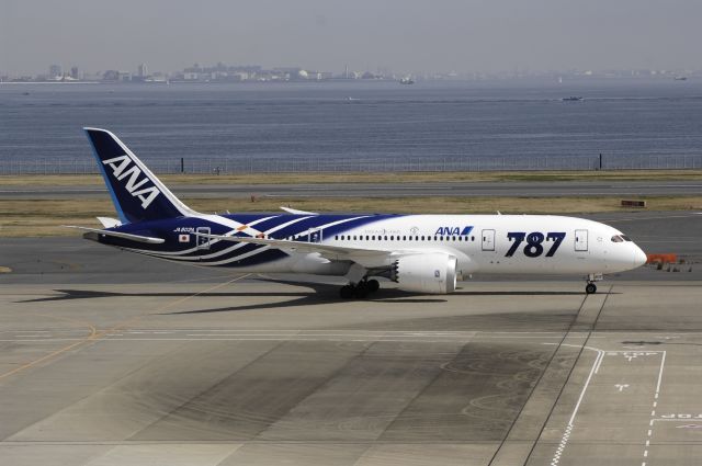 Boeing 787-8 (JA802A) - Taxing at Tokyo Haneda Intl Airport on 2012/03/20