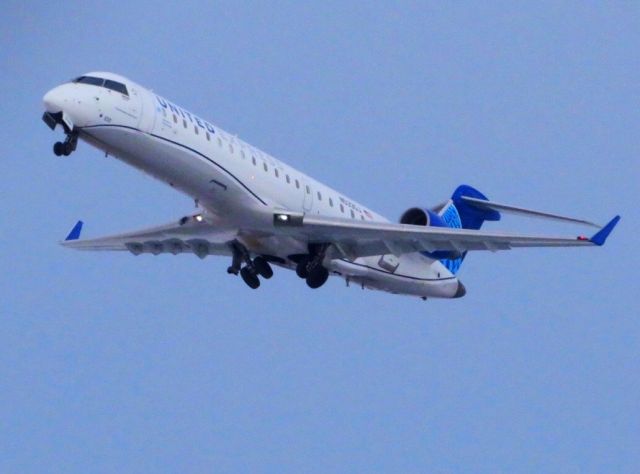 Canadair Regional Jet CRJ-700 (N553GJ) - United (GoJet) CRJ-550 departing runway 28 for O'Hare (3/1/20) 