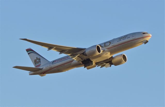 Boeing 777-200 (A6-LRD) - a rel=nofollow href=http://flightaware.com/live/flight/A6LRD/history/20141028/2355Z/KLAX/OMAAhttps://flightaware.com/live/flight/A6LRD/history/20141028/2355Z/KLAX/OMAA/a