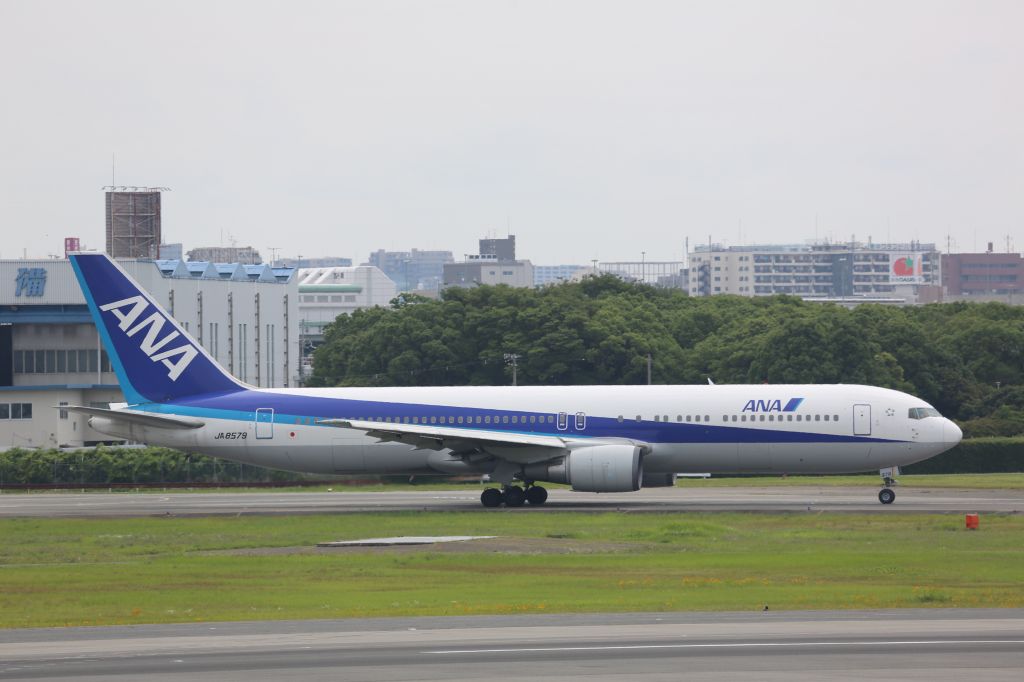 BOEING 767-300 (JA8579)