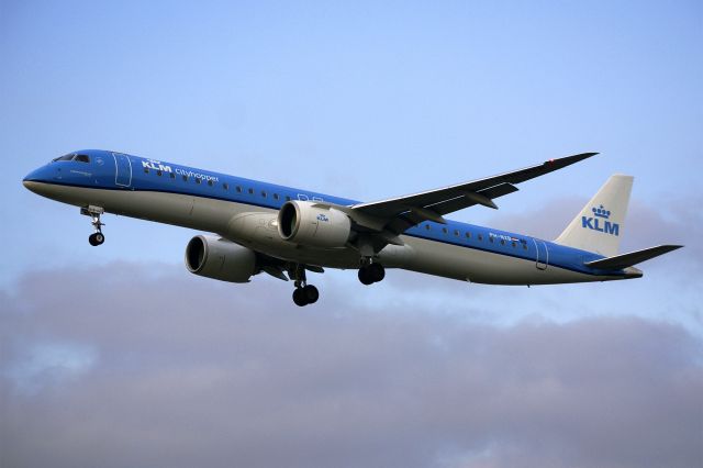 EMBRAER 195 (PH-NXB) - Embraer E195-E2, KLM Cityhopper, PH-NXB, 13.Oct.2022, EGLL London Heathrow, Myrtle Ave