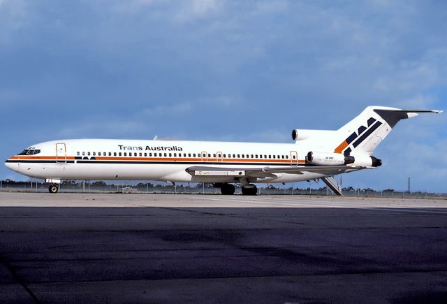 BOEING 727-200 (VH-RMZ) - TRANS AUSTRALIA AIRLINES - TAA - BOEING 727-277 - REG : VH-RMZ (CN 20979/1098) - TULLAMARINE INTERNATIONAL AIRPORT MELBOURNE VIC. AUSTRALIA - YMML 7/10/1984