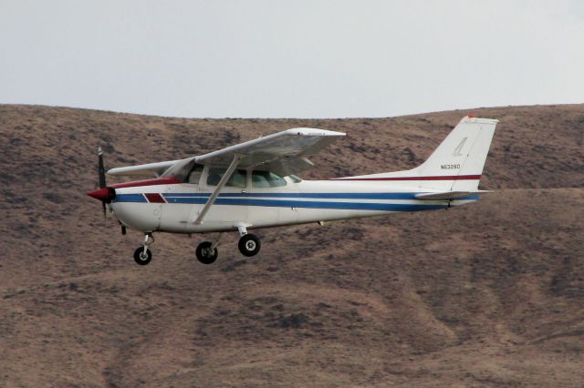 Cessna Skyhawk (N6328D) - Arriving to participate in the Lyon County Fly-In, this Cessna Skyhawk approaches KSPZs runway 23 in Silver Springs, Nevada.