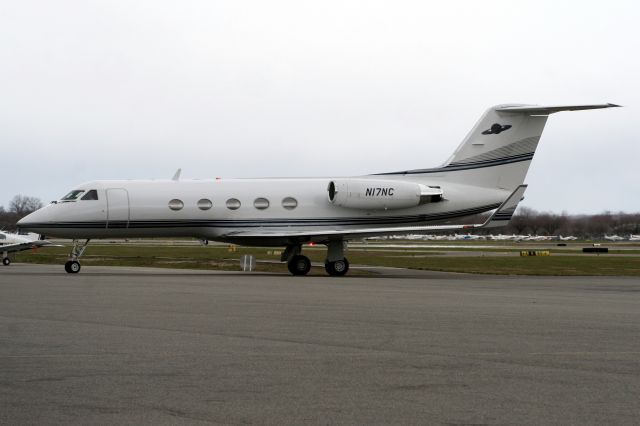 Gulfstream Aerospace Gulfstream 3 (N17NC) - Taxiing onto the Atlantic Aviation ramp on 17-Apr-07.  Reregistered N184PA 12-Dec-09.