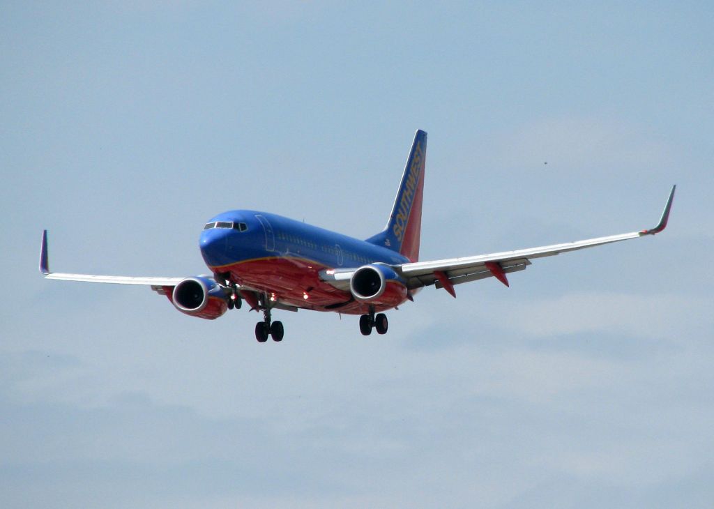 Boeing 737-700 (N460WN) - Landing on 13R at Love Field.