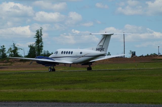 Beechcraft Super King Air 200 (N410RE) - Stopped in at KMPO. Pocono 400 was running.