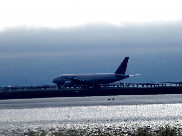 Boeing 777-200 (N213UA)