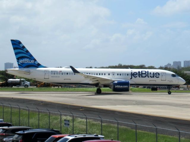 Airbus A220-300 (N3123J)