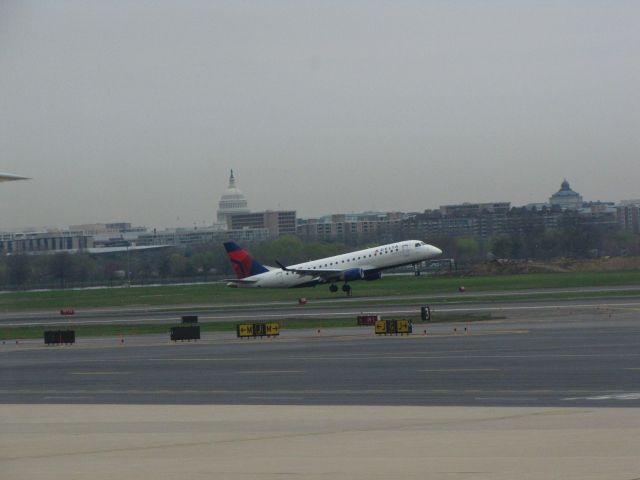 Embraer 175 (N203JQ)