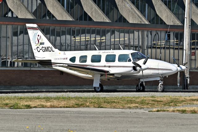 Piper Navajo (C-GMDL)