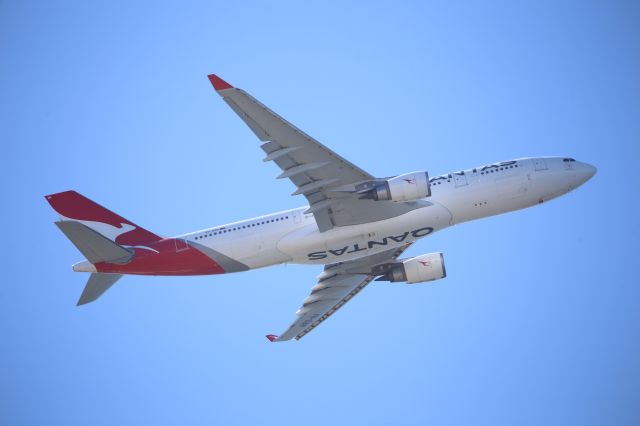 Airbus A330-200 (VH-EBN)