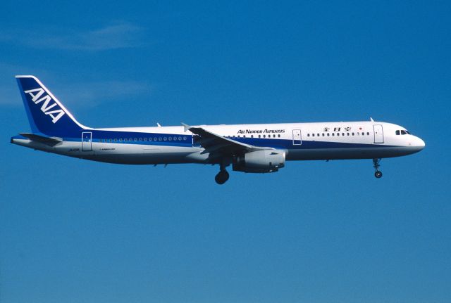 Airbus A321 (JA101A) - Final Approach to Tokyo-Haneda Intl Airport Rwy16L on 1999/09/01