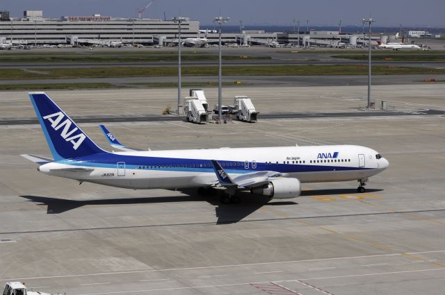 BOEING 767-300 (JA621A) - Taxing at Haneda Intl Airport on 2012/06/26