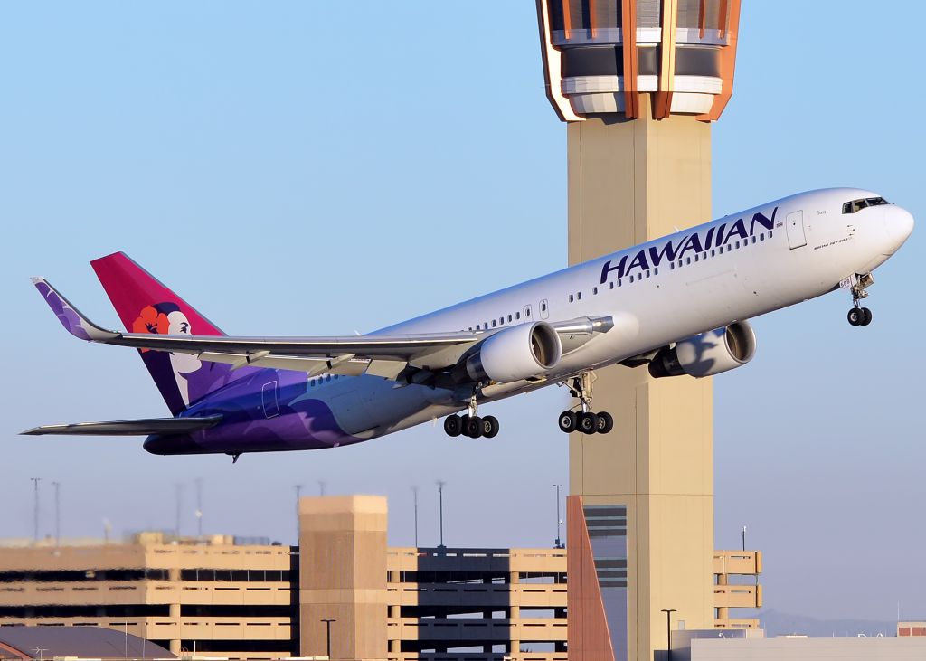 BOEING 767-300 (N588HA)