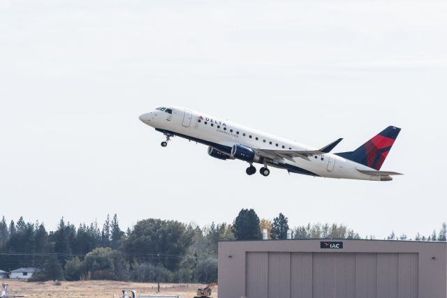 Embraer 175 (N242SY)