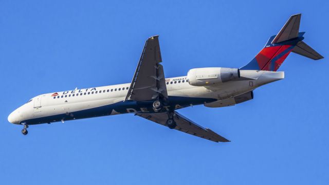 Boeing 717-200 (N988AT) - Originally destined for Heartland Airlines, AeBal, and VuelaMex before arriving at AirTran and currently Delta. Wore VuelaMex livery from the factory but was repainted before delivery. Seen approaching 16L early in the morning.