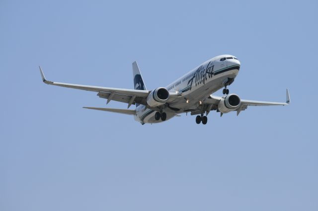 Boeing 737-800 (N566AS)