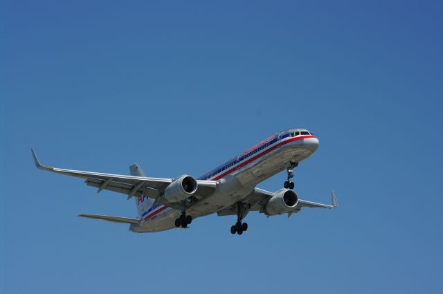 Boeing 757-200 — - On final at LAX rwy 24R