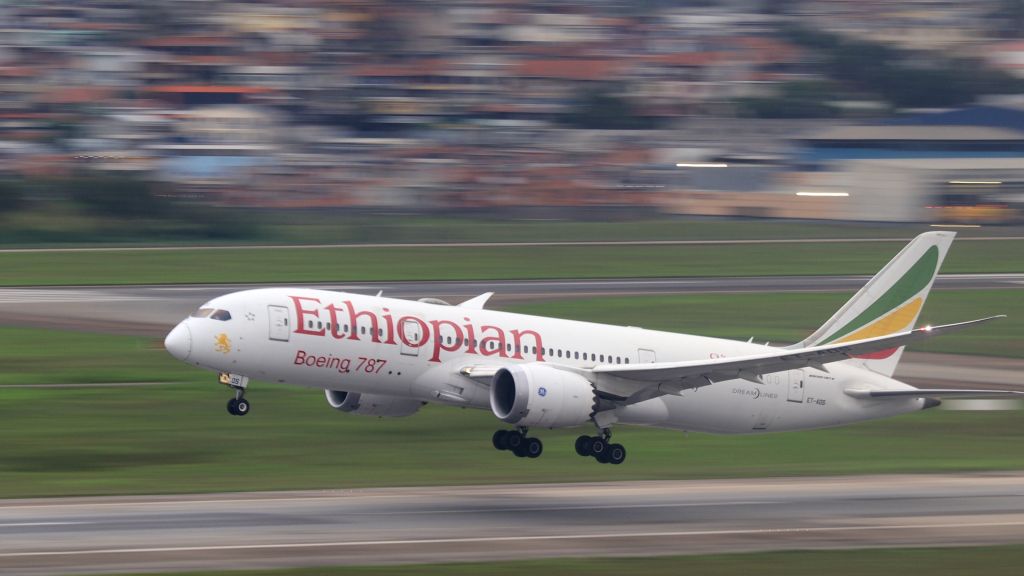 Boeing 787-8 (ET-AOS) - Ethiopian Airlines, Boeing 787-8 takeoff flight ETH506 from GRU Sao Paulo, Brazil;br /Next destination to EZE Ezeiza, Argentina.