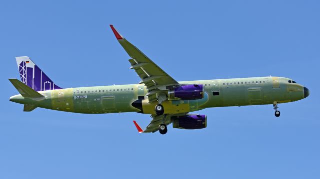 Airbus A321 (D-AVXD) - New aircraft (cn 7821) - first flight today (2017-07-26) - approaching Hamburg RWY 05 - will become B-LEE