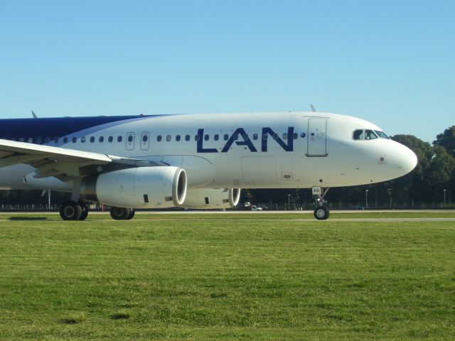 Airbus A320 (LV-BGI) - A320 de Lan Argentina a punto de despegar