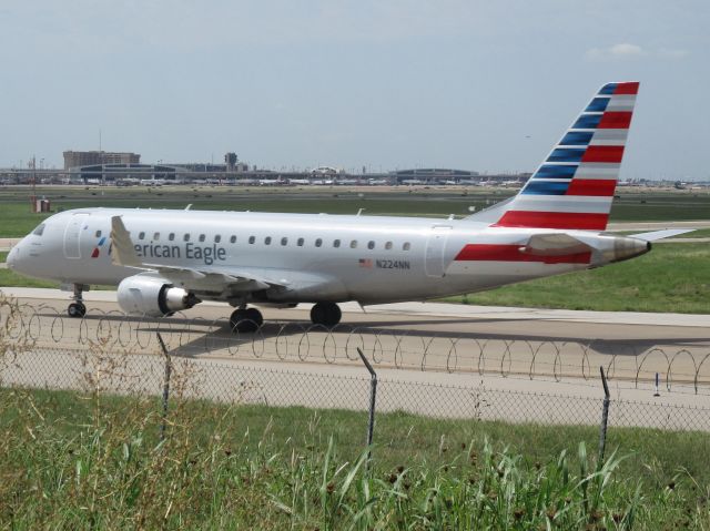 Embraer 175 (N224NN) - American Eagle flight 3364 arrived from Bentonville, AR