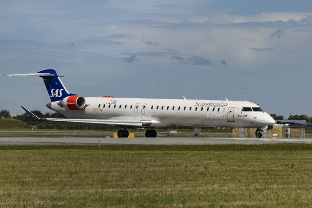 Canadair Regional Jet CRJ-900 (EI-FPV) - Right of Runway R04