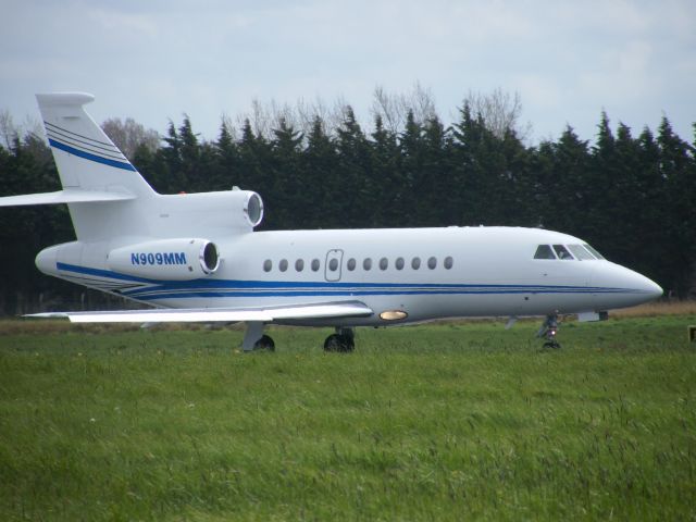 N909MM — - N909MM FALCON 2000EX CN 38  LINING UP FOR DEP OF RWY 24 ON THE 02-05-2008