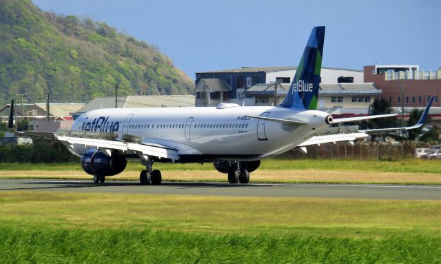 Airbus A321 (N986JB)