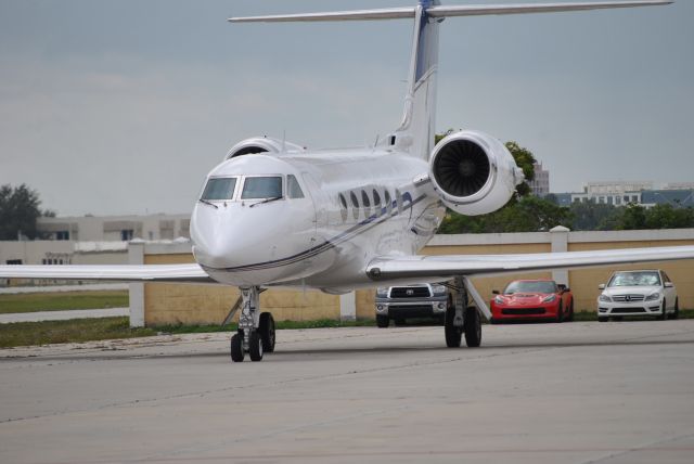 N450EF — - G-IV awaiting its passengers at KBCTbr / Jan 2017