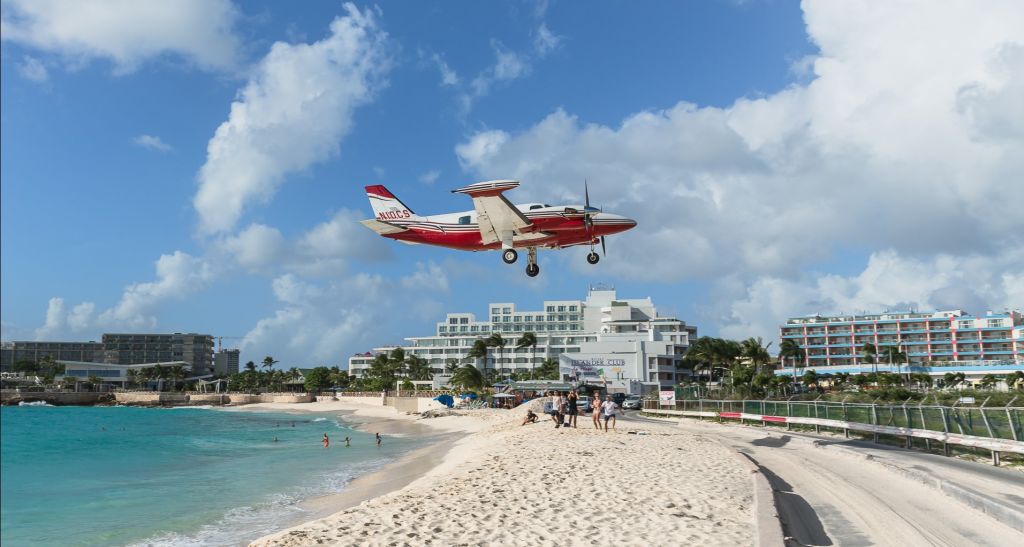 Piper Cheyenne (N10CS) - N10CS for landing over maho beach!