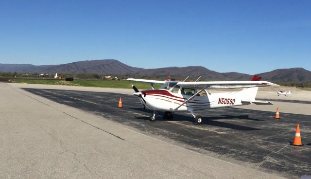 Cessna Skyhawk (N50590) - Stopped into ROA from GMU on the way to RIC.