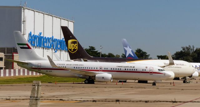 Boeing 737-800 (A6-AUH)