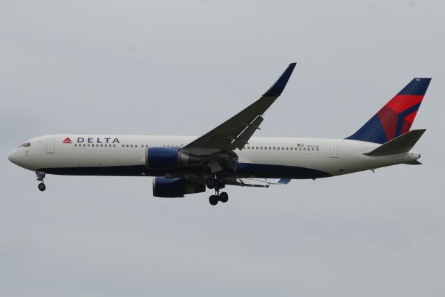 BOEING 777-300 (N1604R)