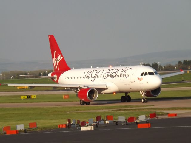 Airbus A320 (EI-EZW) - MANCHESTER UK 07-05-2013 JROON