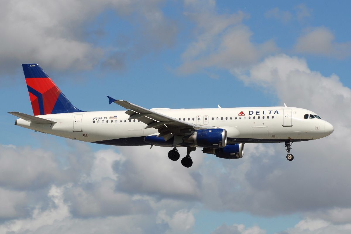 Airbus A320 (N309US) - Miami International, October 2017