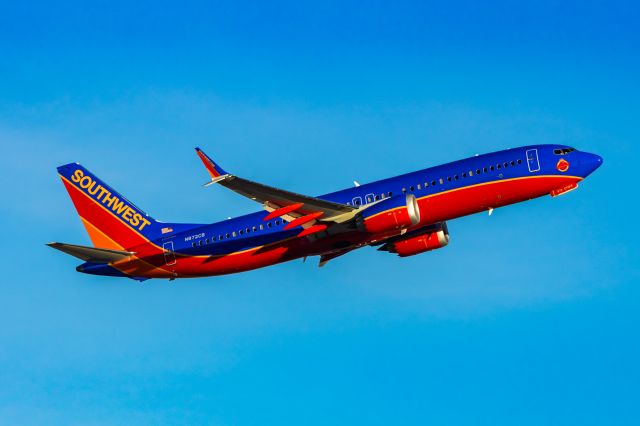 Boeing 737 MAX 8 (N872CB) - Southwest Airlines 737 MAX 8 in Canyon Blue retro livery taking off from PHX on 1/12/22. Taken with a Canon R7 and Tamron 70-200 G2 lens.