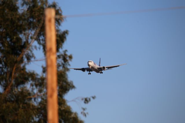 BOEING 767-300 (N176FE)