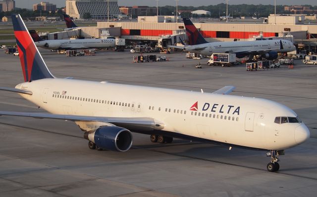 BOEING 767-300 (N128DL)