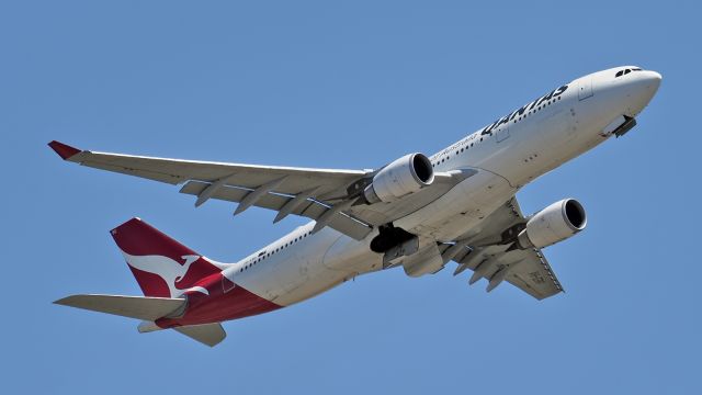 Airbus A330-200 (VH-EBG) - Airbus A330-200. Qantas VH-EBG departed rwy 06 YPPH 081119.