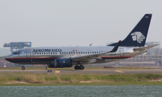 Boeing 737-700 (N908AM)