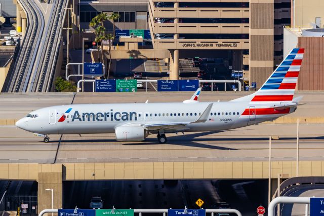 Boeing 737-800 (N968NN) - American Airlines 737-800 taxiing at PHX on 11/5/22. Taken with a Canon 850D and Tamron 70-200 G2 lens.