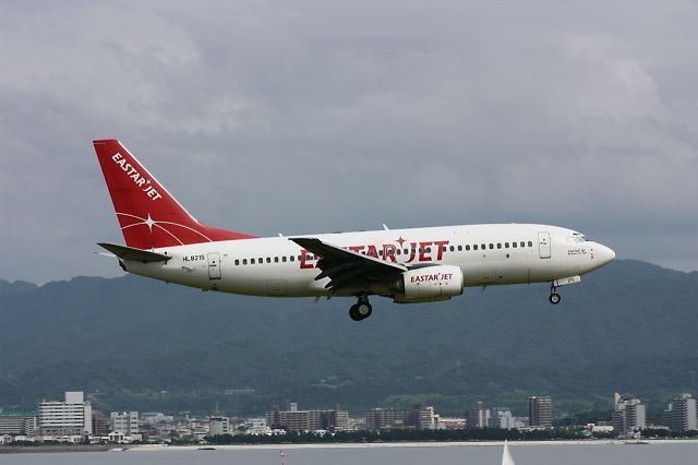 Boeing 737-700 (HL8215)