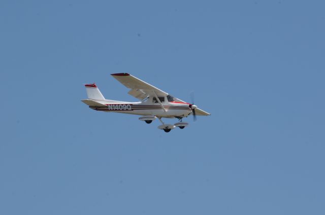 Cessna Commuter (N1409Q) - Short final over the fence for Runway 13. br /Best viewed in full! 