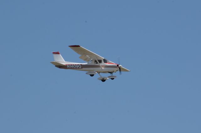 Cessna Commuter (N1409Q) - Short final over the fence for Runway 13. br /Best viewed in full! 