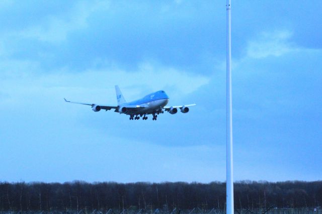 Boeing 747-400 (PH-BFP) - RWY 27 spotting